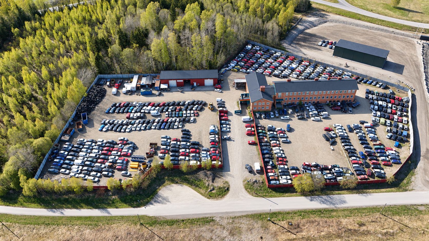 Flygfoto över Sundsvalls Bildemonterings anläggning och fordonsområde.